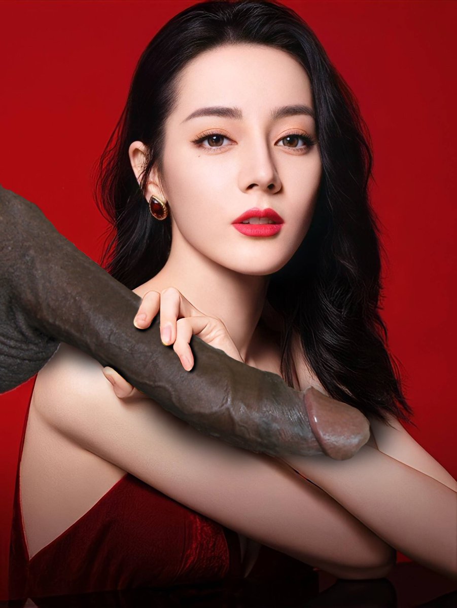 妆容精致，红裙端庄，从头发丝到指甲都毫无瑕疵的她，却紧握着一根比她小臂还长的黑屌，无论是从红唇进入顶到她干呕，还是从骚屄进入顶开她子宫，她都会在回到公众面前时，恢复这样的表情，仿佛她迪丽热巴屁眼里的精液还没有从裙底流到脚踝似的。
#内娱女星整理 #迪丽热巴 #媚黑 #反差婊 #巨根崇拜