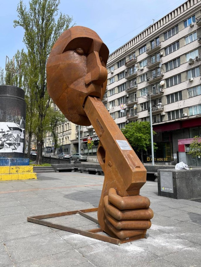 sasha_sotnik's tweet photo. Киев сегодня. Бульвар Тараса Шевченко. Инсталляция "Zастрелись". https://t.co/0faU4ZL9xk