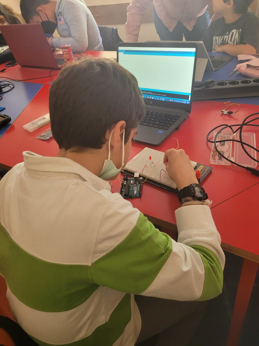 majadajoven's tweet image. Hoy hemos trabajado con un kit de electronica👨‍💻😉 #Arduino #coderdojomajadahonda #majadahondajoven