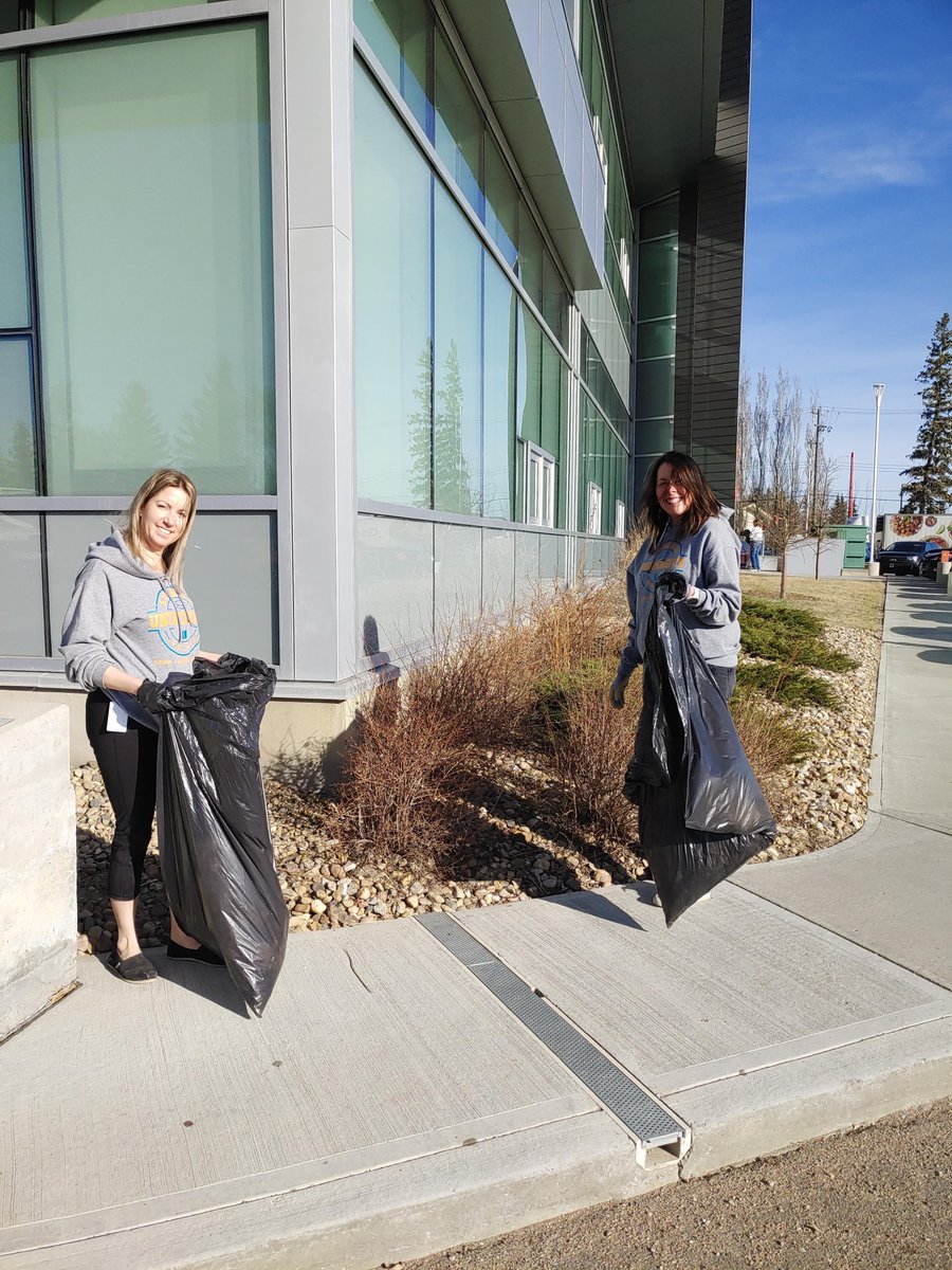 Synergycu's tweet photo. This week was Pitch In Week in Lloydminster! Our staff had a great time finding trash and treasures in the neighbourhood around the branch!
Check out how we make a positive impact in your community: https://t.co/XrRylpMDCN
#synergyshares #lloydminster #yll #pitchinweek https://t.co/nrkDmxdrO5