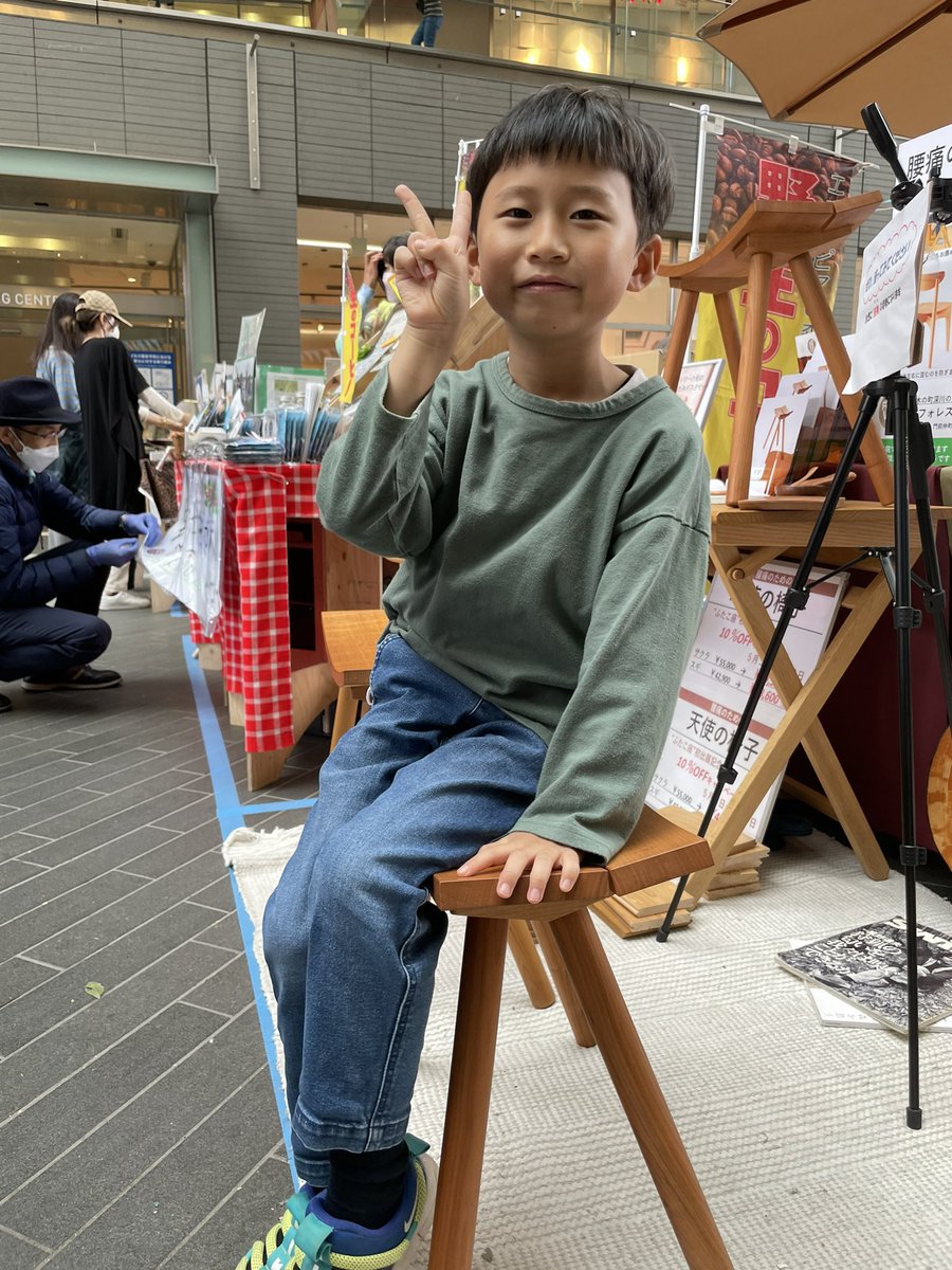 forestvoice2's tweet photo. 腰痛のための天使の椅子はお子様の姿勢もよくなります。門前仲町の腰痛専門のクリニック　ヴィーラ門前仲町さんでもお試しいただけます。
#腰痛のための椅子
#forestvoice2 https://t.co/LUGGVNTjBJ