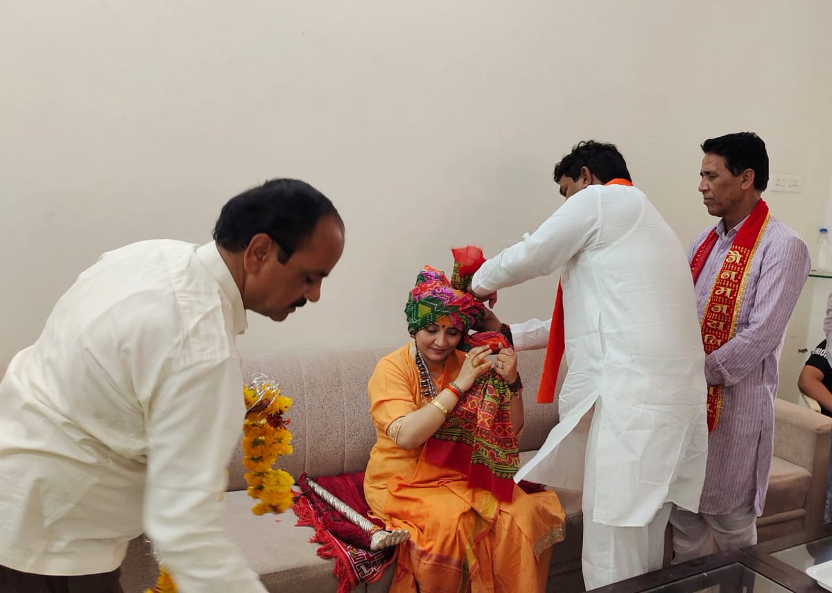 MahendraForBJP's tweet photo. आज आगर प्रवास के दौरान, महामंडलेश्वर श्री अनंत विभूषित पूज्य देवी माँ शिवांगीनंद गिरी जी पंच दशनाम जूना अखाड़ा के आगर आगमन पर उनका सर्किट हाउस पहुंचकर शाल, श्रीफल एवं पुष्प माला से स्वागत कर आशीर्वाद प्राप्त किया। https://t.co/uUptjpe1VH