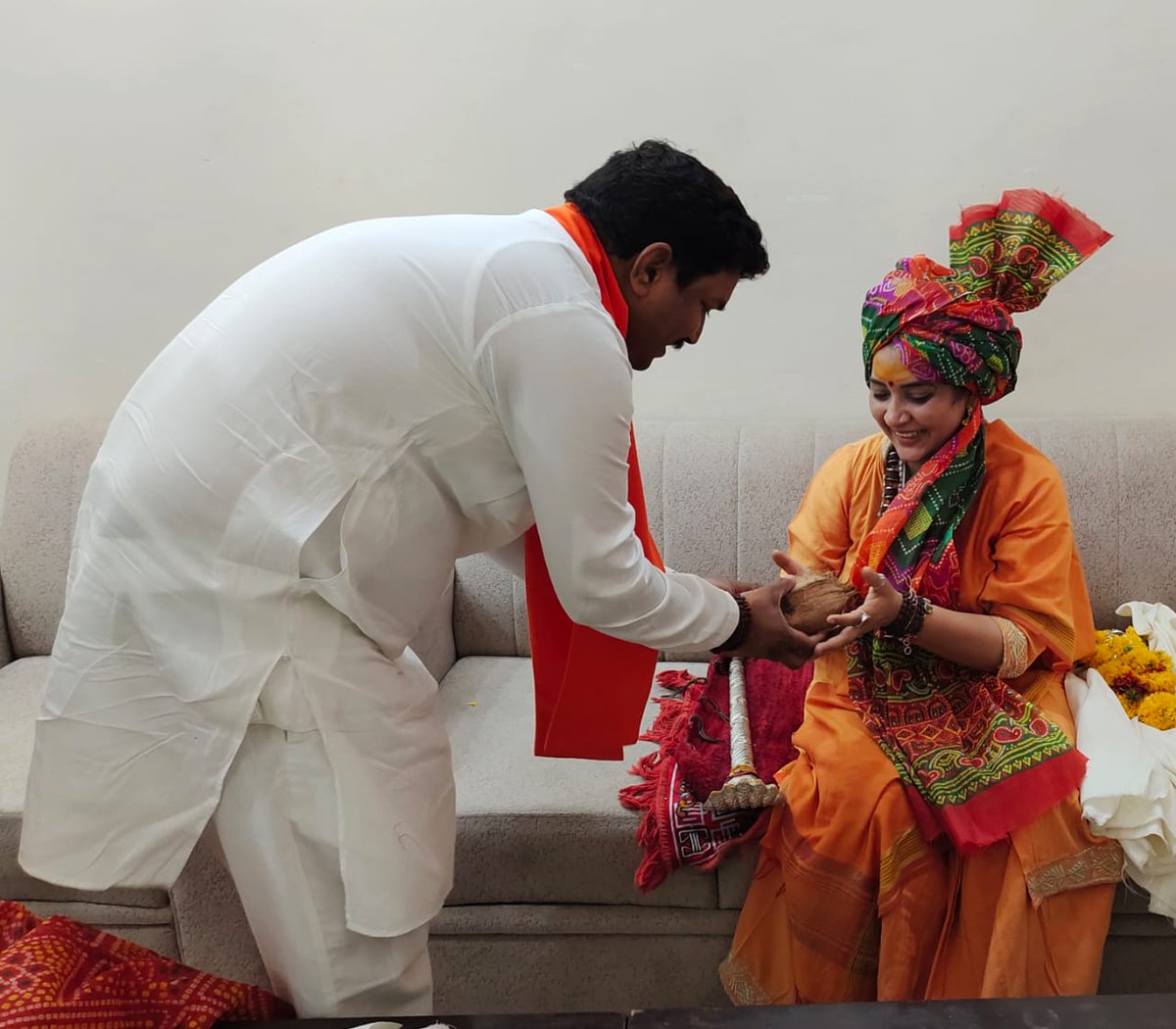 MahendraForBJP's tweet photo. आज आगर प्रवास के दौरान, महामंडलेश्वर श्री अनंत विभूषित पूज्य देवी माँ शिवांगीनंद गिरी जी पंच दशनाम जूना अखाड़ा के आगर आगमन पर उनका सर्किट हाउस पहुंचकर शाल, श्रीफल एवं पुष्प माला से स्वागत कर आशीर्वाद प्राप्त किया। https://t.co/uUptjpe1VH