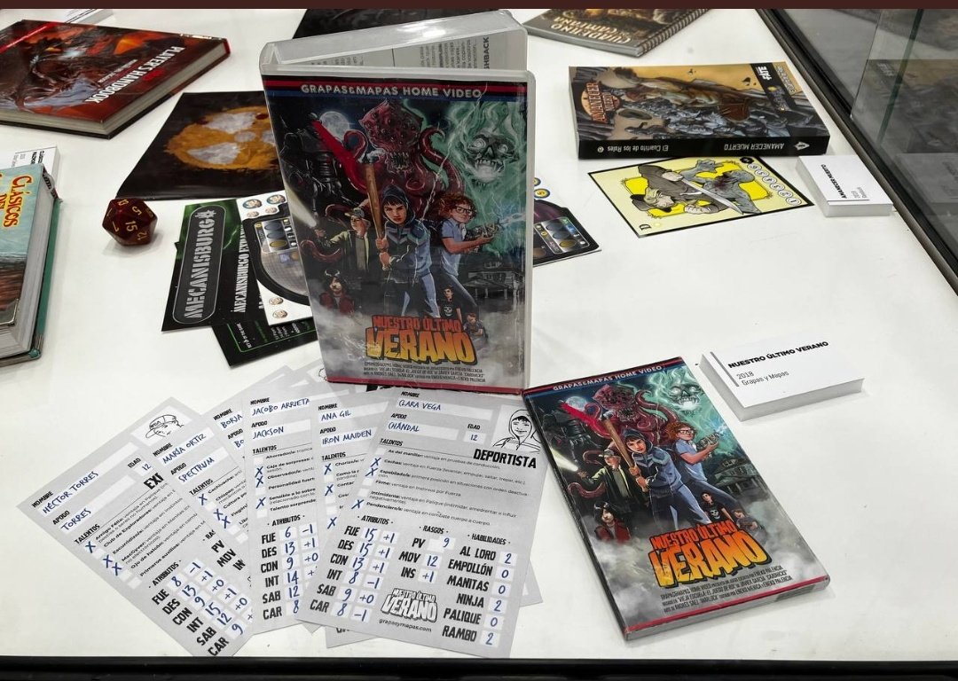 cuartitoroles's tweet photo. Todo un honor compartir vitrina con #dnd5e #clasicosdelmazmorreo de @Other_Selves y #NuestroUltimoVerano de @grapasymapas entre otros manuales en @COMIC_bcn en la exposición #ComicFantasy22 https://t.co/J4S42JZIL5
