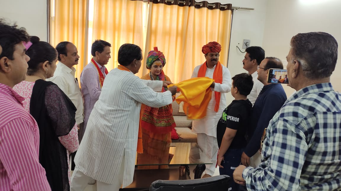MahendraForBJP's tweet photo. आज आगर प्रवास के दौरान, महामंडलेश्वर श्री अनंत विभूषित पूज्य देवी माँ शिवांगीनंद गिरी जी पंच दशनाम जूना अखाड़ा के आगर आगमन पर उनका सर्किट हाउस पहुंचकर शाल, श्रीफल एवं पुष्प माला से स्वागत कर आशीर्वाद प्राप्त किया। https://t.co/uUptjpe1VH