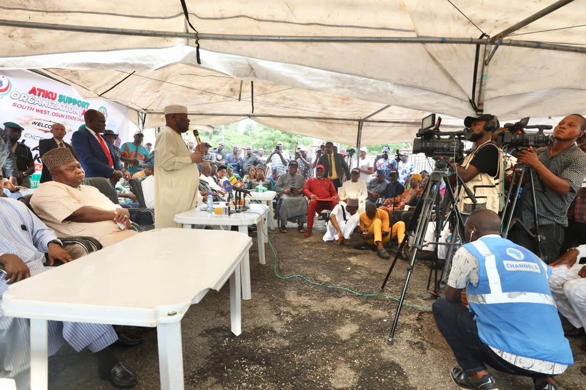 atiku's tweet photo. I had a warm reception from the Ogun State @OfficialPDPNig leaders and delegates earlier this morning. I'm very impressed by the state of unity in the state chapter. It is not in doubt that the PDP will deliver Ogun from bad governance from 2023 onwards.
Oyo, here I come. https://t.co/gsm4llLhmv