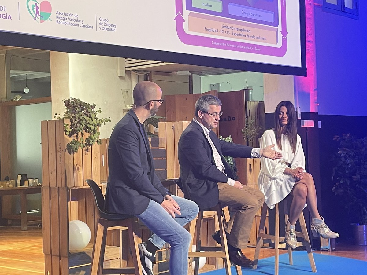 PepaSolerR's tweet photo. #7EDOSEC @almucastro01 @domingomarzal and JJ Gorgojo. Presenting the new @secardiologia algorithm for Cardiorenal protection in #type2diabetes @jlgorriz Convinced!! https://t.co/m8hGbIAF41