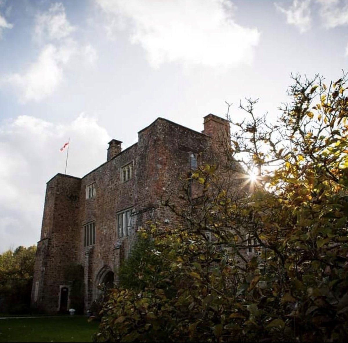 CWM_YDCW's tweet photo. #VenueOfTheDay: @bickleighcastle - This historic 11th-century castle and 6th-century Saxon chapel are situated next to the River Exe which flows down to Exmouth, combining a tranquil river setting with magnificent countryside views. https://t.co/SCp6sx3pAP https://t.co/GioVrKr5Wt