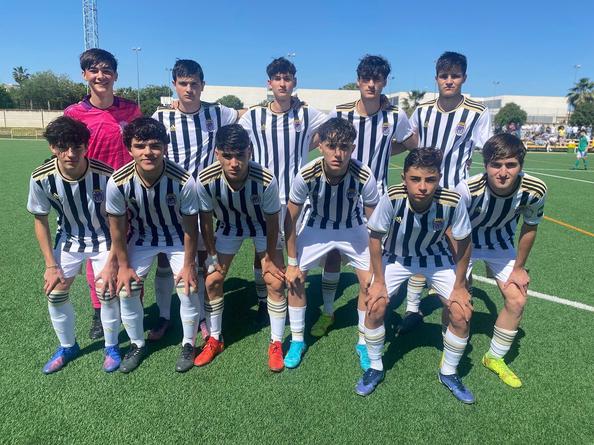 CDBLaAcademia's tweet photo. 🔜RUMBO A LA FINAL🟩⬜️⬛️

El Cadete ‘A’ jugará la final del Campeonato de Extremadura tras eliminar a La Cruz Villanovense en la semifinal. ¡Vamos blanquinegros! https://t.co/h3CZ8WwReY