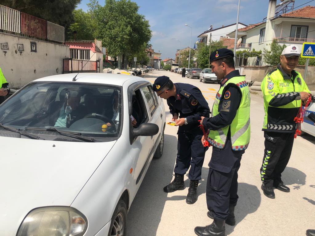 TC_ivrindi's tweet photo. 7-13 Mayıs Trafik Haftasında İlçe Jandarma Komutanlığı Ve İlçe Emniyet Amirliği Trafik Ekiplerimiz “5 Adımda Güvenli Trafik” sloganıyla düzenlenen trafik uygulamasında vatandaşlarımıza yaya ve trafik güvenliğine yönelik bilgilendirmelerde bulundu. https://t.co/OlYwJnACST