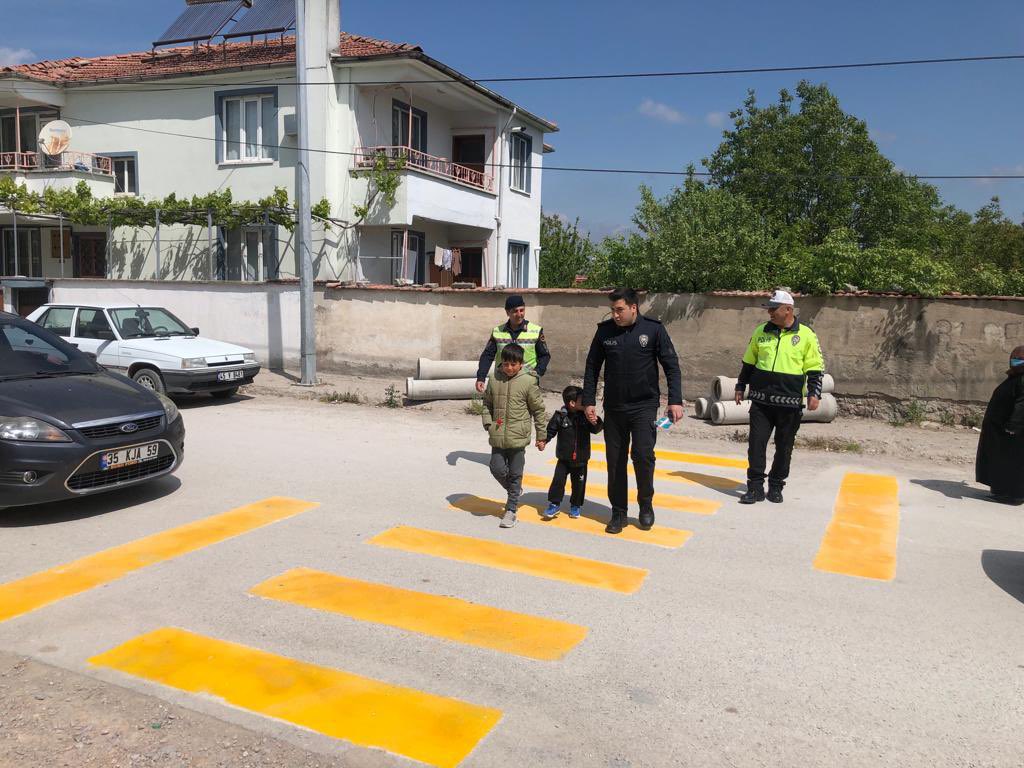 TC_ivrindi's tweet photo. 7-13 Mayıs Trafik Haftasında İlçe Jandarma Komutanlığı Ve İlçe Emniyet Amirliği Trafik Ekiplerimiz “5 Adımda Güvenli Trafik” sloganıyla düzenlenen trafik uygulamasında vatandaşlarımıza yaya ve trafik güvenliğine yönelik bilgilendirmelerde bulundu. https://t.co/OlYwJnACST