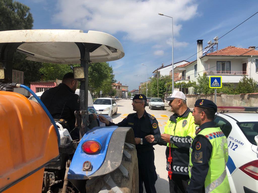 7-13 Mayıs Trafik Haftasında İlçe Jandarma Komutanlığı Ve İlçe Emniyet Amirliği Trafik Ekiplerimiz “5 Adımda Güvenli Trafik” sloganıyla düzenlenen trafik uygulamasında vatandaşlarımıza yaya ve trafik güvenliğine yönelik bilgilendirmelerde bulundu.