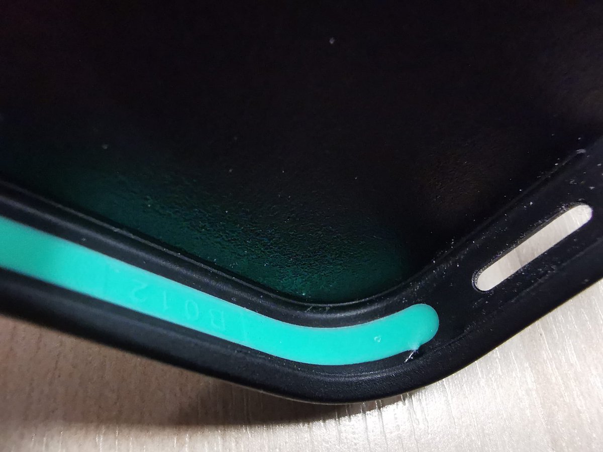 j_hothersall's tweet photo. This #mouscase https://t.co/ZjmSNV8w3B is not up to the job… This fell at head height to the ground and this happened, (the📱in advert are fine - https://t.co/UTZoOv2PpY !! ) been offered a replacement case, by #mous but still disappointed at @MousCase 😢 https://t.co/pJEFOlgwFS