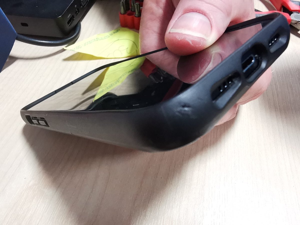 j_hothersall's tweet photo. This #mouscase https://t.co/ZjmSNV8w3B is not up to the job… This fell at head height to the ground and this happened, (the📱in advert are fine - https://t.co/UTZoOv2PpY !! ) been offered a replacement case, by #mous but still disappointed at @MousCase 😢 https://t.co/pJEFOlgwFS