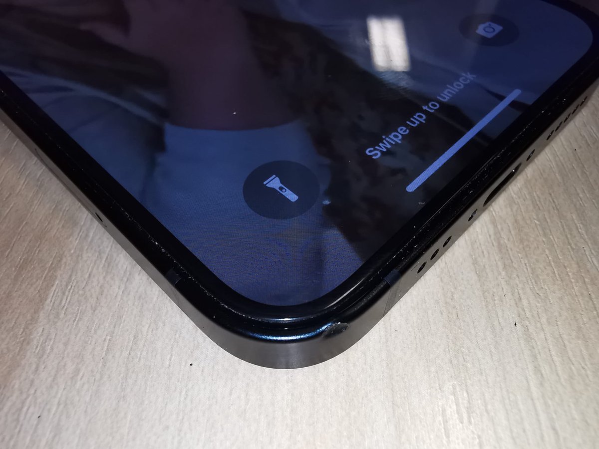 j_hothersall's tweet photo. This #mouscase https://t.co/ZjmSNV8w3B is not up to the job… This fell at head height to the ground and this happened, (the📱in advert are fine - https://t.co/UTZoOv2PpY !! ) been offered a replacement case, by #mous but still disappointed at @MousCase 😢 https://t.co/pJEFOlgwFS