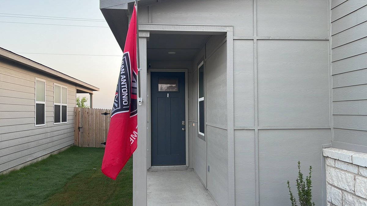 el_je5u5's tweet photo. Match Day @SanAntonioFC #FlagsUp #SAFCFlagsUp #Defend210 https://t.co/jDlGQ1tedC