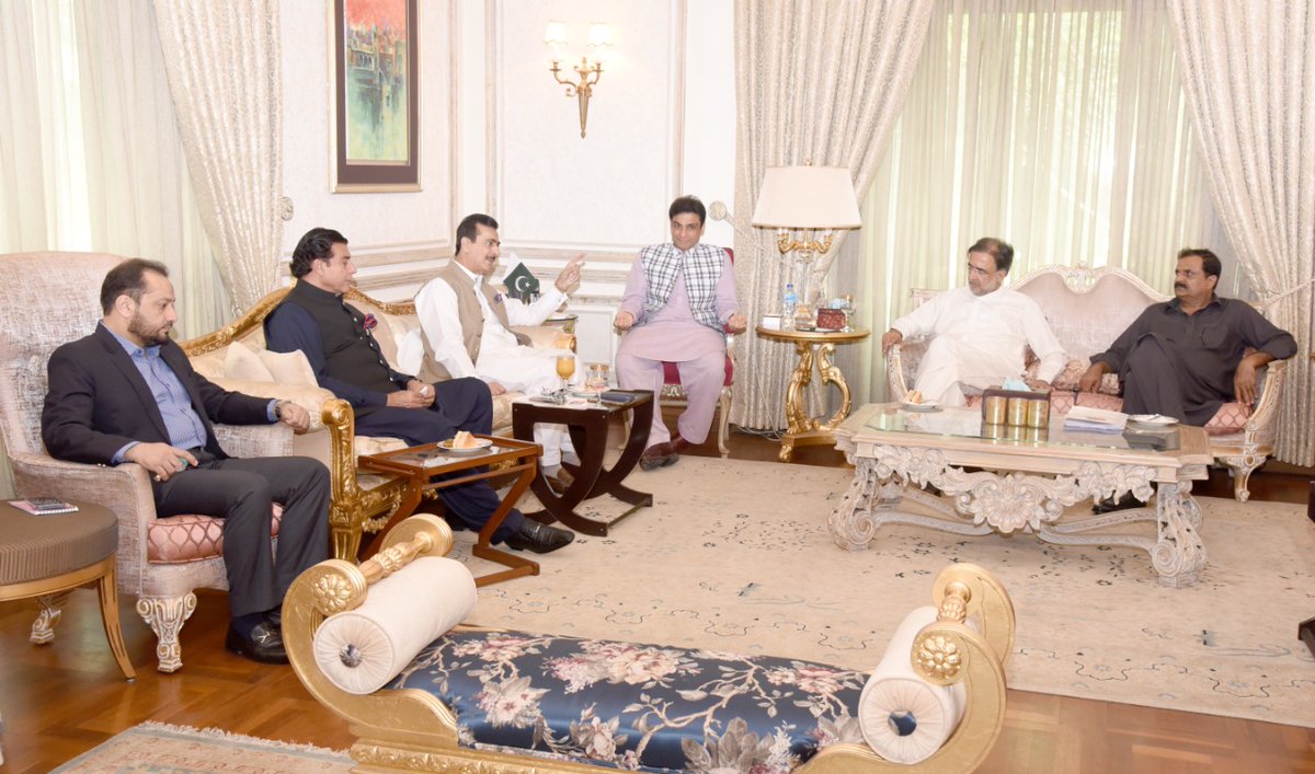 HamzaSS's tweet photo. سابق وزیراعظم یوسف رضا گیلانی صاحب،قمر زمان کائرہ صاحب اور حسن مرتضیٰ صاحب کا ملاقات اور وزیراعلی منتخب ہونے پر مبارکباد دینے کے لئے تشریف آوری کا شکریہ۔اتحادی ہمارے دوست اور بھائیوں کی مانند ہیں۔ رواداری اور احساس ہی حقیقی سیاسی روایات ہیں۔ https://t.co/C1f5K156FX