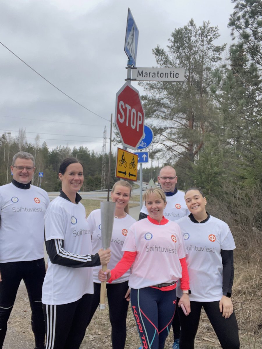 Annaniini's tweet photo. Soihtu saapuu kohta stadionille! Sopivasti Maratontieltä starttasi meidän etappimme ja soihtu kulki iloisessa seurueessa Tuusulasta Vantaan puolelle #op120 #soihtuviesti https://t.co/I65tyuwgux