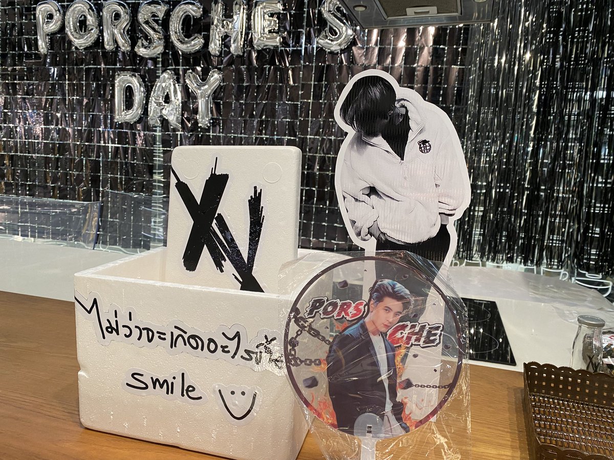 ArinSW_JK's tweet photo. ใครแวะมาเที่ยวแกลฝากหยิบพัดปอร์เช่สุดหล่อกลับบ้านไปด้วยนะฮะ🖤
#PorscheBDAYGAllery
#PorscheBDAY24th https://t.co/neDdvLBabX