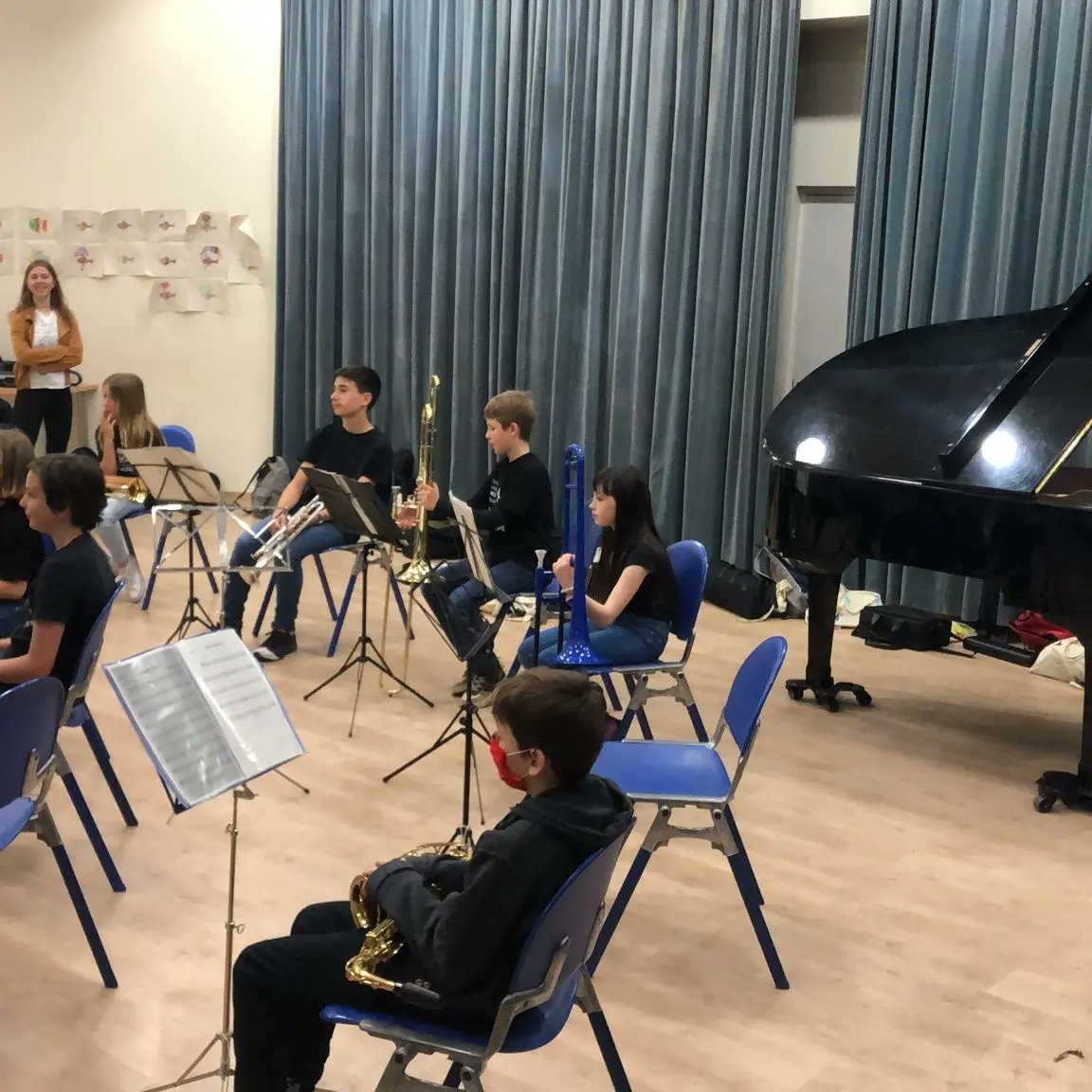 EMusicaSSadurni's tweet photo. 🎺 La Santsa Banda i la Paradise Band avui han anat a l'Intercanvi de Bandes que organitza  l'Escola Municipal de Músca d'Esplugues de Llobregat 👏👏👏 No parem!!!
#banda #instrumentsmusicals #experiències #escolademusica #musica #ritme https://t.co/GWD2Ms1Nqc
