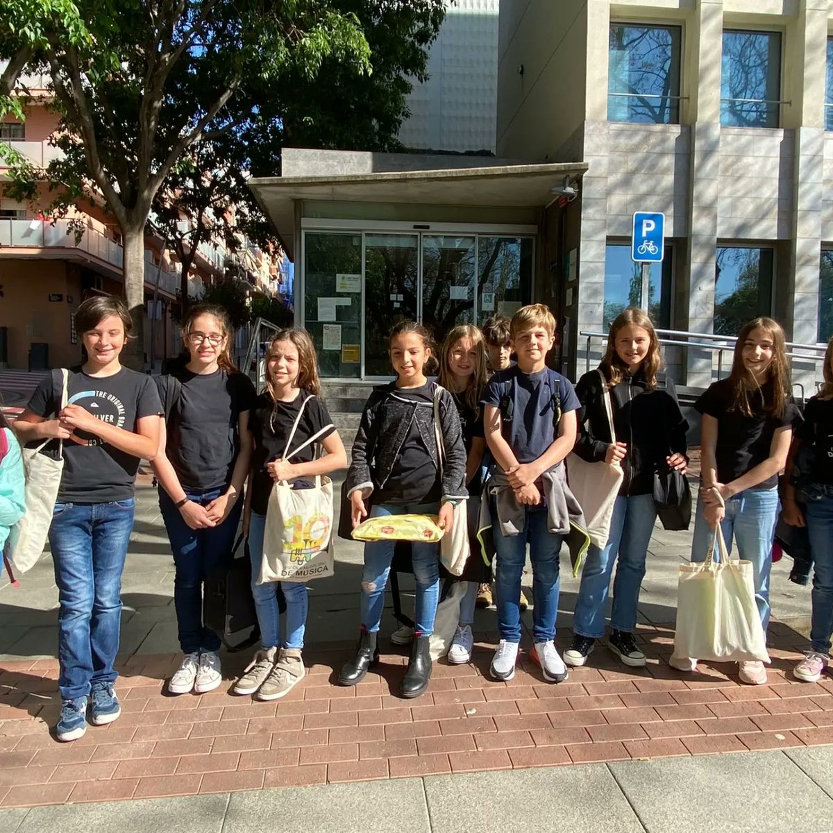 EMusicaSSadurni's tweet photo. 🎺 La Santsa Banda i la Paradise Band avui han anat a l'Intercanvi de Bandes que organitza  l'Escola Municipal de Músca d'Esplugues de Llobregat 👏👏👏 No parem!!!
#banda #instrumentsmusicals #experiències #escolademusica #musica #ritme https://t.co/GWD2Ms1Nqc