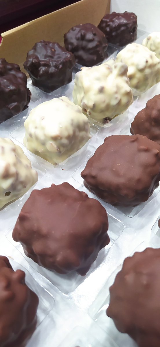DelicesAnvers's tweet photo. 🍫 Nos rochers sont arrivés en magasin ! 🍫
Ne tardez pas à venir les chercher avant qu’il n’en reste plus ! 😅🤤😋

#chocolat #chocolatrocher #Quimperlé #Bzh https://t.co/purN95aO7b
