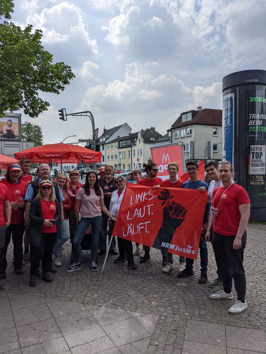jusoskoeln's tweet photo. Die Fahrradtour durch den Kölner Norden mit unserer Kandidatin @LenaTeschlade bei ihrem Halt in Niehl #fuereuchgewinnenwirdennorden #jusos #norden #koeln https://t.co/vFWezh1V2H