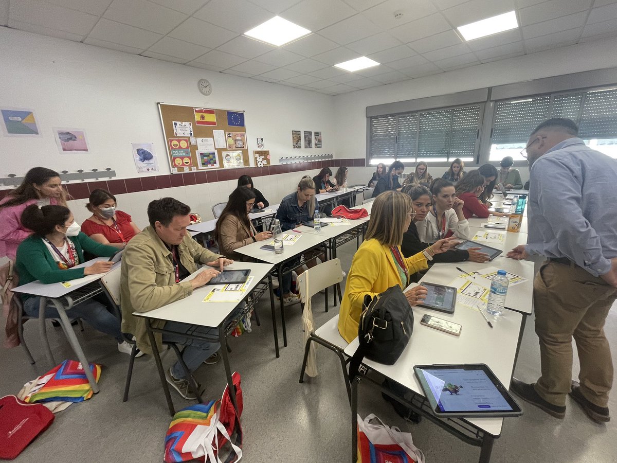EExcelente's tweet photo. #Gamificando el #aula de inglés en #Primaria con la app Classcraf con los geniales profes Irene Martínez y Jorge
Sanz de @ColegioMalvar en nuestras I Jornadas de #bilingüismo #BilingualExcellentSchool BEYOND THE CLASSROOM https://t.co/SSesXFkpBv