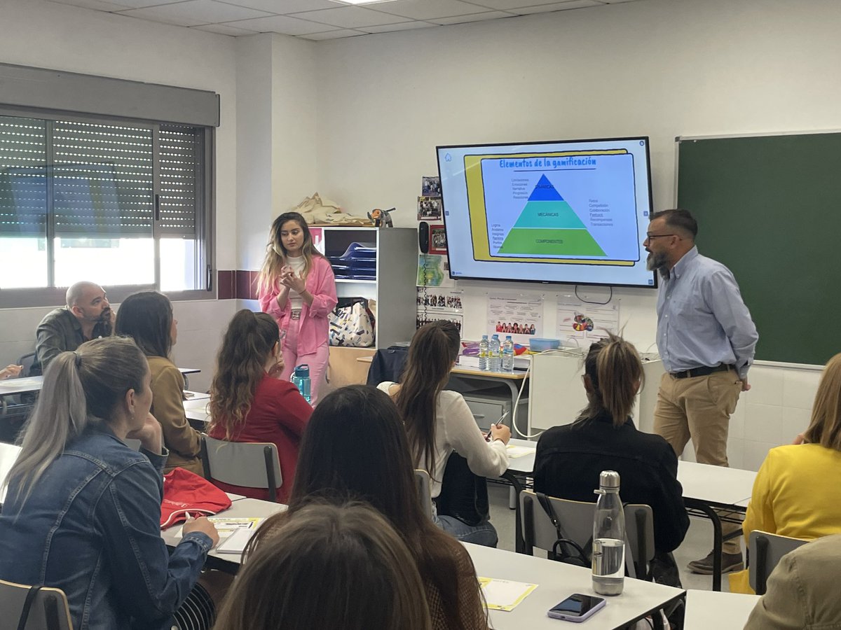 EExcelente's tweet photo. #Gamificando el #aula de inglés en #Primaria con la app Classcraf con los geniales profes Irene Martínez y Jorge
Sanz de @ColegioMalvar en nuestras I Jornadas de #bilingüismo #BilingualExcellentSchool BEYOND THE CLASSROOM https://t.co/SSesXFkpBv