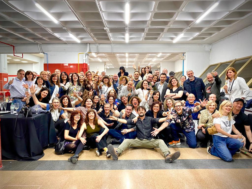 UCMccinf's tweet photo. Ayer nos visitó la promoción del 95 de la licenciatura en comunicación audiovisual #50aniversarioucmccinf 27 años después, caritas de ilusión como entonces. Gracias por volver a vuelta casa. Por si cierto, a ver si identificas rostros conocidos en este grupo de #talentoUCM https://t.co/uKuOq1Ozx3