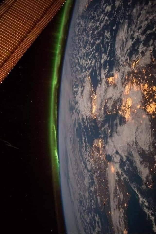 A0o0ni's tweet photo. صورة من محطة الفضاء الدولية ويظهر فيها ضوء للشفق القطبي فوق كوكب الأرض.💚 https://t.co/ifs4XngEbA