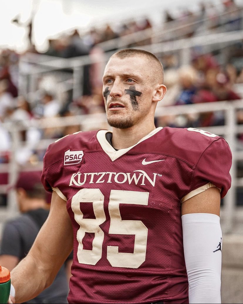 KUBearsFootball's tweet image. Proud of our own Jerry Kapp @JerryKapp23 for being inducted into The Chi Sigma Mu Honor Society last night! Only 66 were chosen nationwide for 2022! Win on the field &amp;amp; in the classroom!

#goodtobegolden | #hereyouroar | #bearseat | #bearscompete