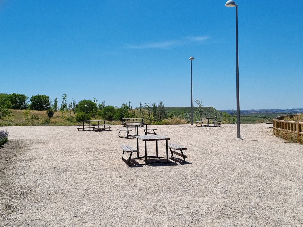Pericles675's tweet image. Que talento @MADRID, no es que no haya sombra ahora en el parque de la gavia, es que en el futuro tampoco, ni un árbol para dar sombra a las mesas