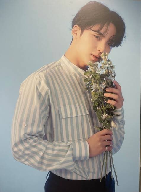 KimMingyuBrasil's tweet photo. [TRAD] 07.05.22 Discurso final do #Mingyu no primeiro dia do fan meeting “Hanabi”. 

“Estou feliz por poder conhecer todos hoje. Cantando minha parte em “Fallin Flower” me senti tão agradecido e senti que ia chorar. Obrigado por nos amar e por nos esperar sempre.  [+] https://t.co/RV8vNYdsts