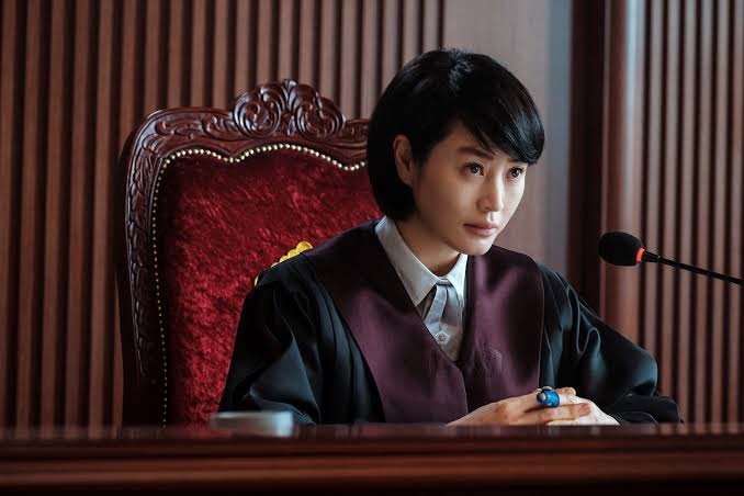 nyreview2's tweet photo. #JuvenileJustice คนเราส่วนมากชอบคิดว่าเป็นแค่เด็กอาจจะก่ออาชญากรรมโดยไม่ตั้งใจ ไม่จ่ะนางเอกเป็นผู้พิพากษามีความเด็ดเดี่ยวและเกลียดเด็กที่ทำผิดโดยไม่สำนึก นางจะตัดสินคดีโดยคิดไตร่ตรองอย่างรอบคอบ สนุกมาก อยากให้ไปดู #ไว้รีวิวห้ามขายของโว้ยย #รีวิวnetflix #รีวิวซีรี่ย์เกาหลี https://t.co/xb2EwMdxbv