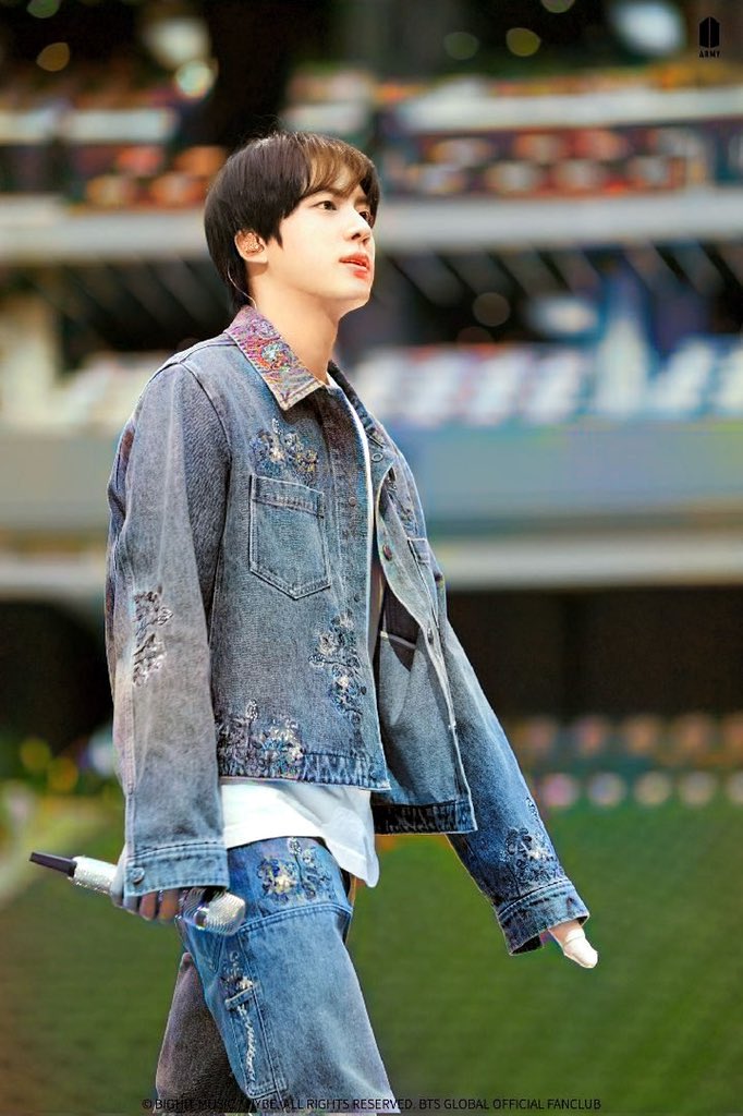 — [📸] Hilo con Fotos a color de #BTS durante el Soundcheck del concierto PTD ON STAGE en Las Vegas.

           • #V #JIN (<a href="/BTS_twt/">방탄소년단</a>) (1) •