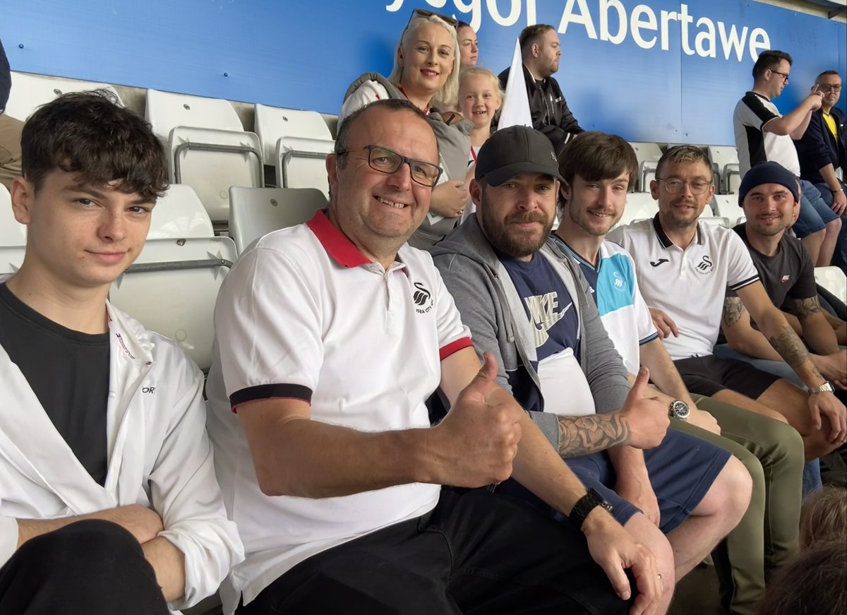 📸 <a href="/swandeafcentre/">Manager</a> have joined us for this afternoon's game. 

We hope you have a great day! 🦢

#DeafAwarenessWeek | #Swans