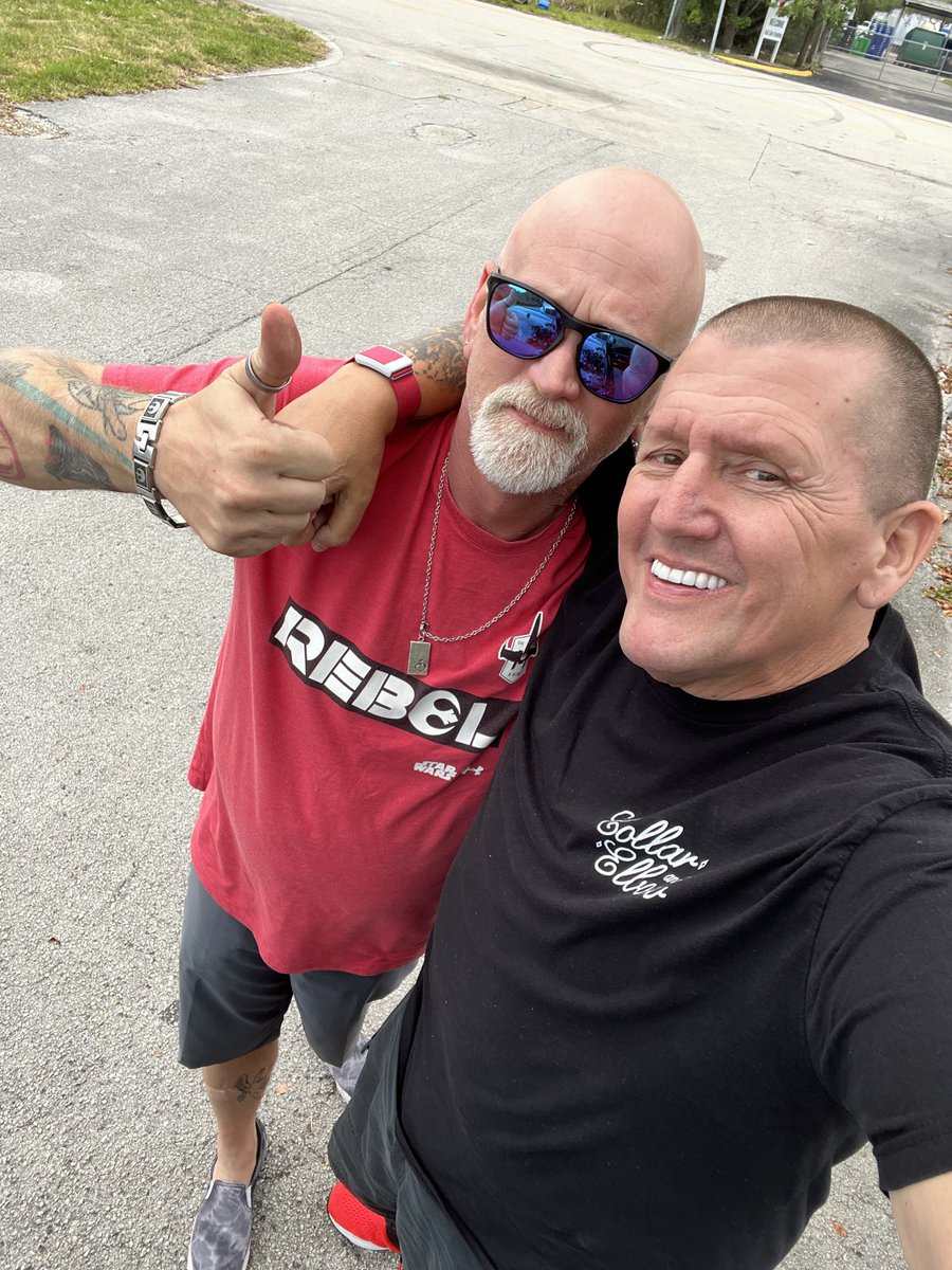jimbo_roberto's tweet photo. Nothing like a fellow million mile trucking brother visiting ya when dropping their freight ride around the corner from ya. Brother from the road Darrin so great seeing ya #dammitboy https://t.co/rMPd1xQwbA