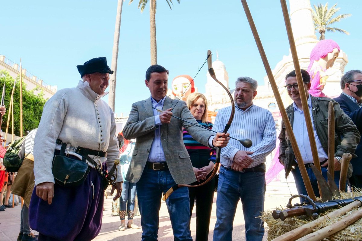 Culturalmeria's tweet photo. #Almería celebra sus raíces con ‘La Fiesta de la historia’ impulsada por la @dipalme_almeria y el @aytoalm
👉 Las recreaciones históricas de #Berja, #Fiñana, #Padules, #VélezRubio, #Terque y #Tahal han conquistado la Plaza Vieja de la ciudad.
#AlmeriaEsCultura @WindCruz https://t.co/0HMb58dgn3