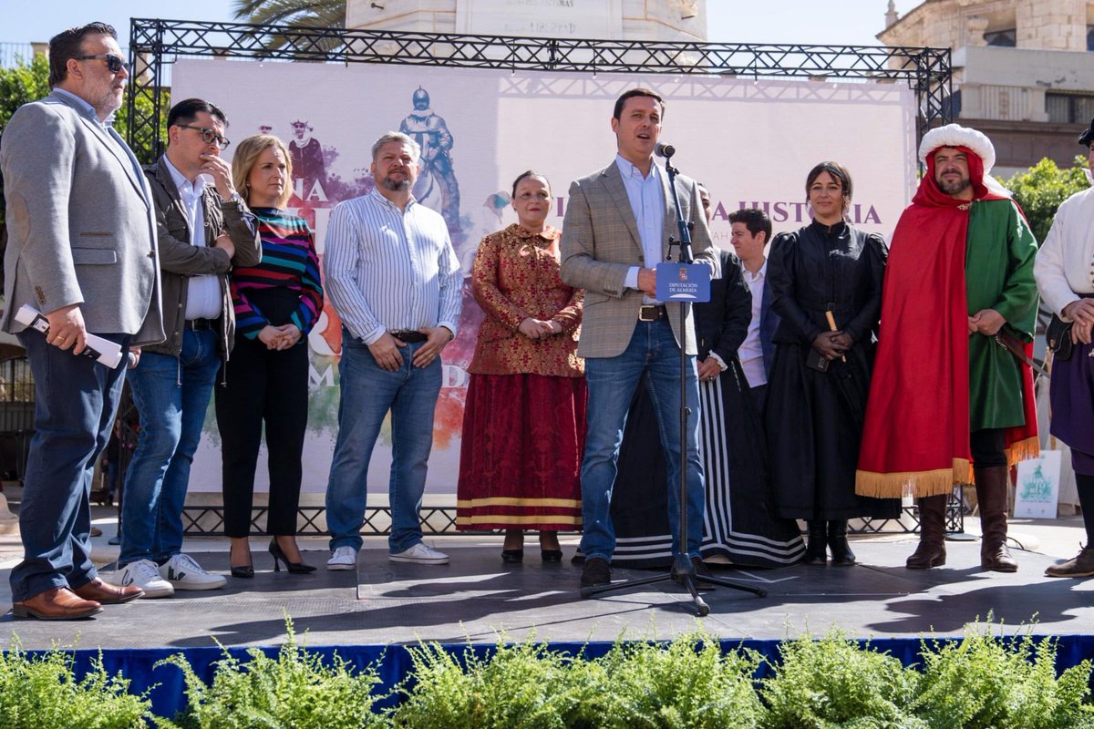 Culturalmeria's tweet photo. #Almería celebra sus raíces con ‘La Fiesta de la historia’ impulsada por la @dipalme_almeria y el @aytoalm
👉 Las recreaciones históricas de #Berja, #Fiñana, #Padules, #VélezRubio, #Terque y #Tahal han conquistado la Plaza Vieja de la ciudad.
#AlmeriaEsCultura @WindCruz https://t.co/0HMb58dgn3