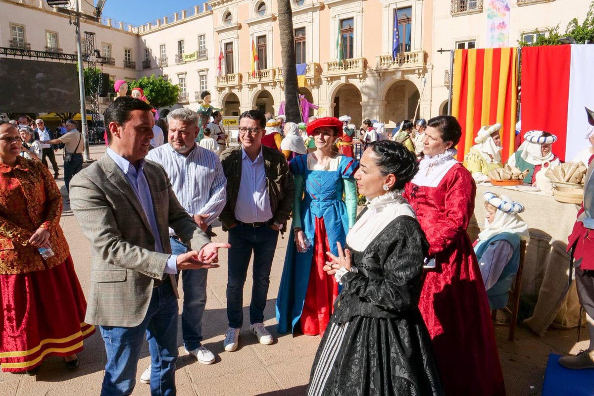 Culturalmeria's tweet photo. #Almería celebra sus raíces con ‘La Fiesta de la historia’ impulsada por la @dipalme_almeria y el @aytoalm
👉 Las recreaciones históricas de #Berja, #Fiñana, #Padules, #VélezRubio, #Terque y #Tahal han conquistado la Plaza Vieja de la ciudad.
#AlmeriaEsCultura @WindCruz https://t.co/0HMb58dgn3