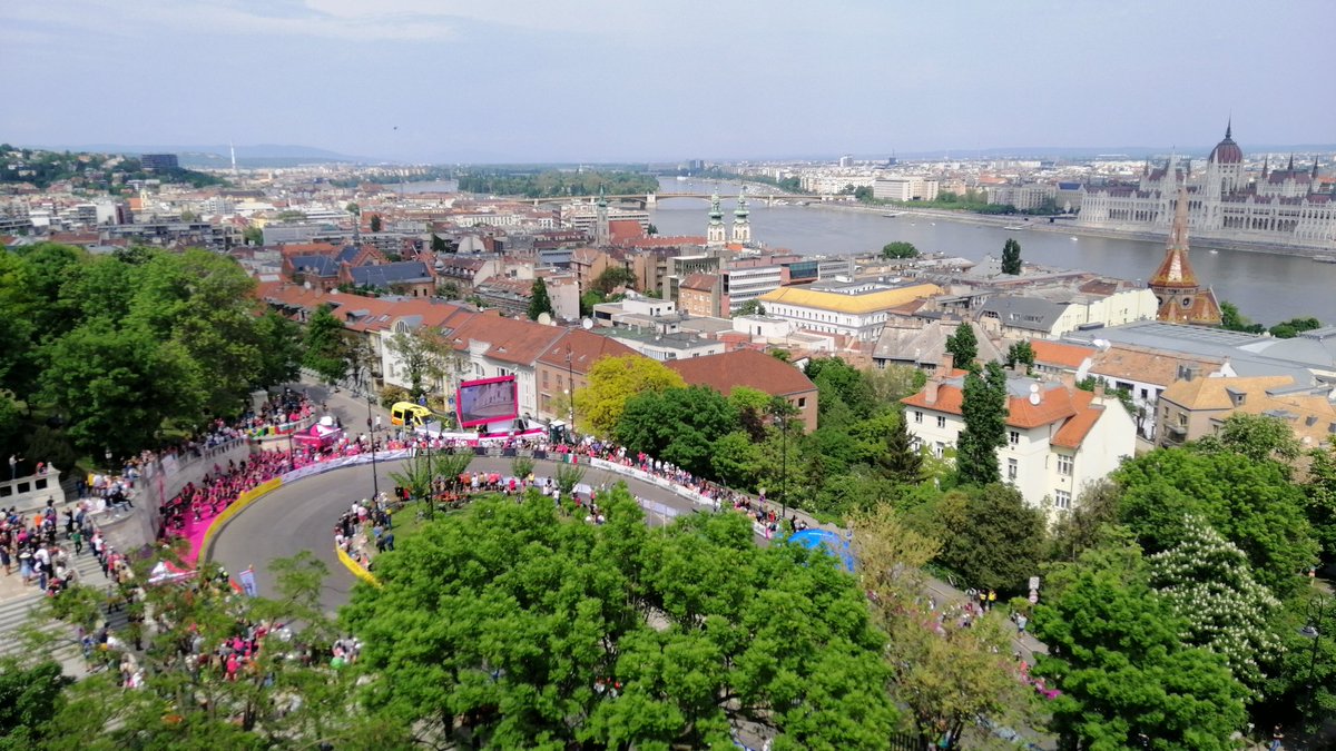 ElMaillot_'s tweet photo. Ambientazo en Budapest 💗

El trazado de la contrarreloj es maravilloso 👌

#Giro100 🇮🇹 https://t.co/TTOrnRyuIU