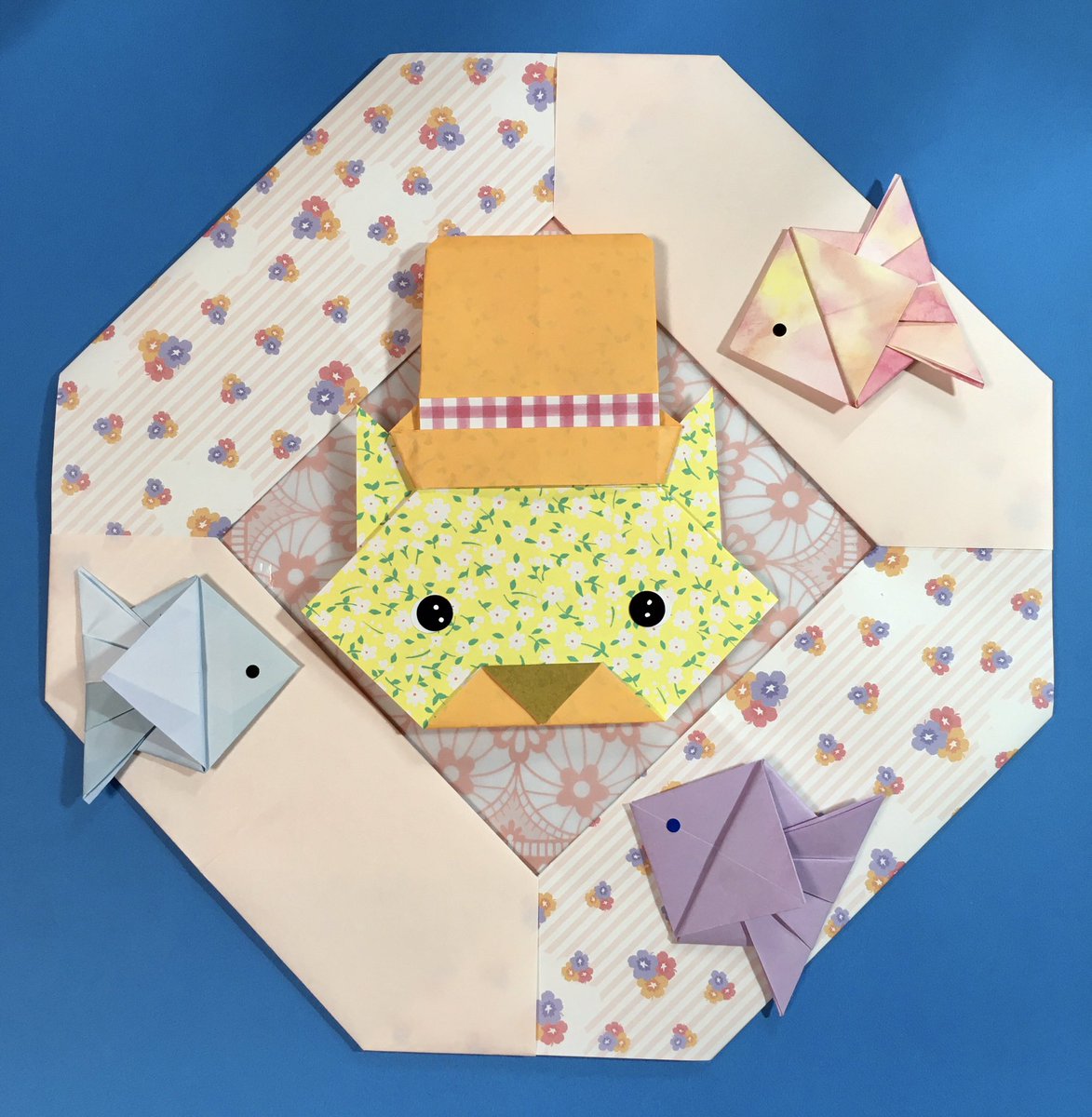 lXgixT71YhsnMv1's tweet image. 折り紙プラスさんのYouTubeライブから。帽子を被った猫とお魚さん。このお魚さん簡単なのに可愛いよー。皆さんも作ってみて〜🐟😸💕　リースはカミキィさん。
#origami  @Origami_Plus
@KowaStore #ショウワグリム　#カミキィ