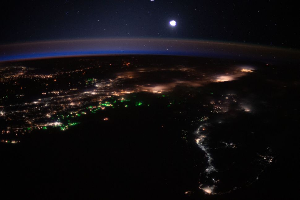 AnggiCartwheel's tweet photo. View from space ๐
30 Maret 2020:ย Lampu-lampu di kota Malaysia dan Indonesia menerangi Bumi di bawah cahaya biru dan oranye sementara lampu perahu bersinar di Teluk Benggala dalam pemandangan malam hari Bumi dari luar angkasa.ย
#spacetourwithanggi https://t.co/GkCDjeppT8