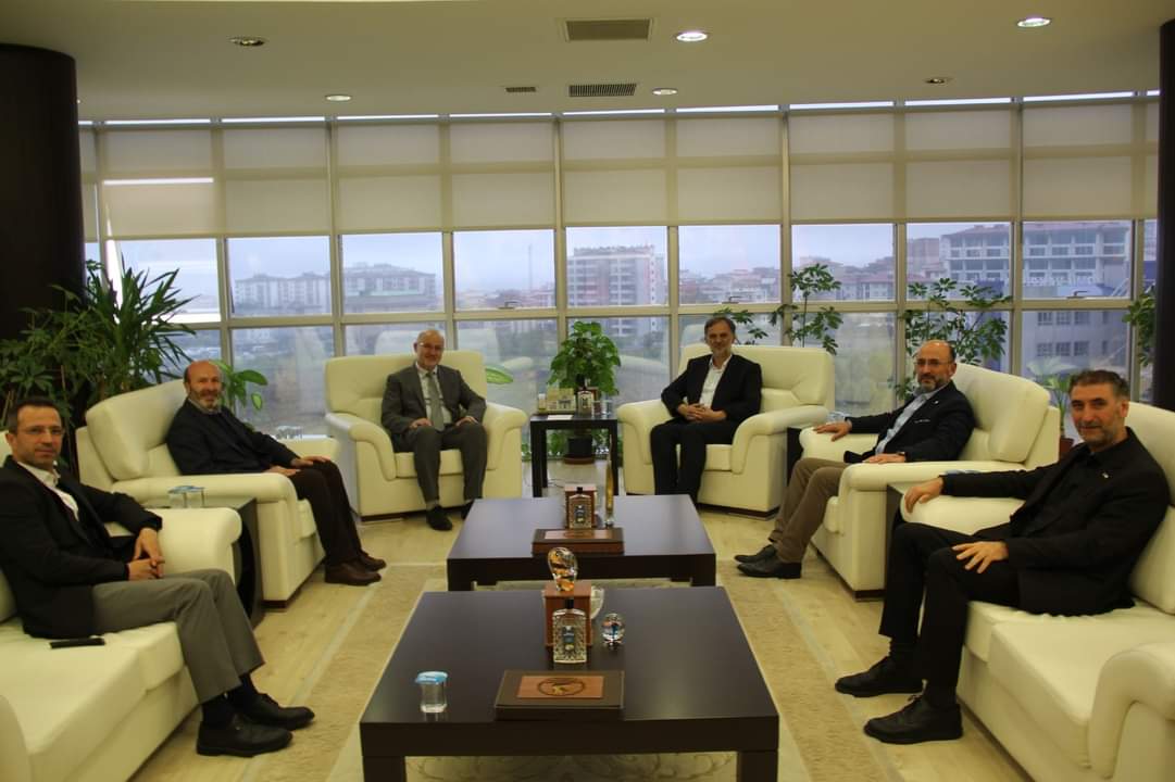Genel Müdürümüz Dr. İbrahim Altan,  Amasya Şube Başkanımız Mahmut Albayrak ve Samsun Şube Başkanımız Ahmet Muştu; Ondokuz Mayıs Üniversitesi Rektörü Prof.Dr. Yavuz Ünal'ı makamında ziyaret ettiler
Misafirperverlikleri ve hoş sohbetlerinden dolayı kıymetli hocamıza teşekkür ederiz