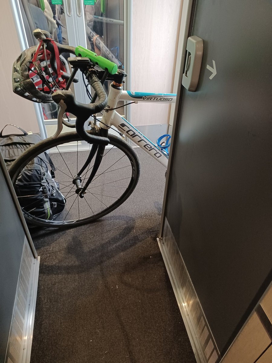 cleanair_doc's tweet photo. .@GWRHelp please, please can you increase #cyclespace provision 🙏..racks inadequate, (also shared with luggage) and reservation system clearly not working (6 x bikes on this service, 4 x bike spaces). Stressful for train staff and other passengers too 😔🚉 https://t.co/HzT9cqJcXF