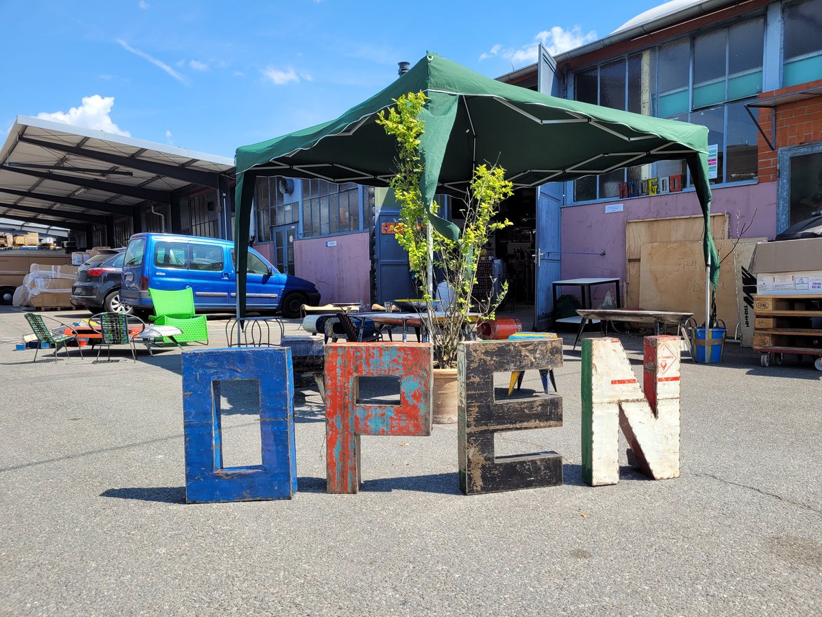 MoogooCreative's tweet photo. Heute bis 20 Uhr #Lagerverkauf in der #Gwinnerstrasse! Mit tollen Angeboten zum #Muttertag. Getränke, Musik &amp; Chillzone fehlen natürlich nicht.
#frankfurt #ffm https://t.co/XGNpNw8kZc
