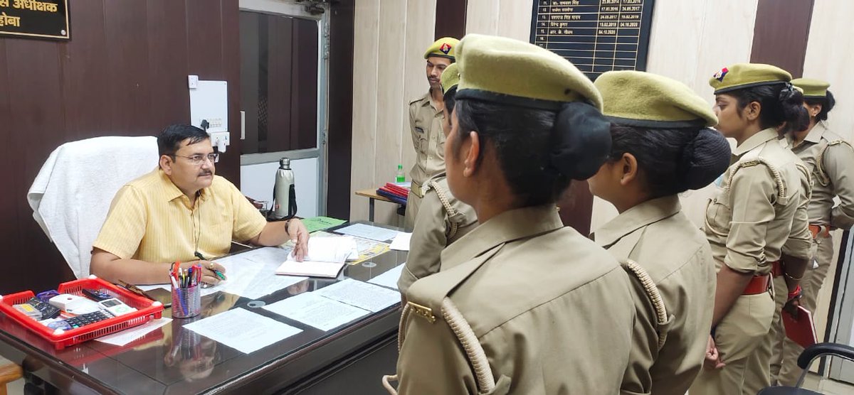 mahobapolice's tweet photo. #ASP_MBA आर0 के0 गौतम द्वारा जनपद में नियुक्त महिला बीट पुलिस अधिकारियों को बीट बुक प्रदान कर बीट बुक से सम्बन्धी महत्वपूर्ण जानकारी दी गयी।
#UPPolice https://t.co/WROJvGRSIk