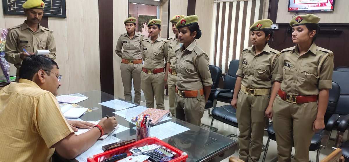 mahobapolice's tweet photo. #ASP_MBA आर0 के0 गौतम द्वारा जनपद में नियुक्त महिला बीट पुलिस अधिकारियों को बीट बुक प्रदान कर बीट बुक से सम्बन्धी महत्वपूर्ण जानकारी दी गयी।
#UPPolice https://t.co/WROJvGRSIk