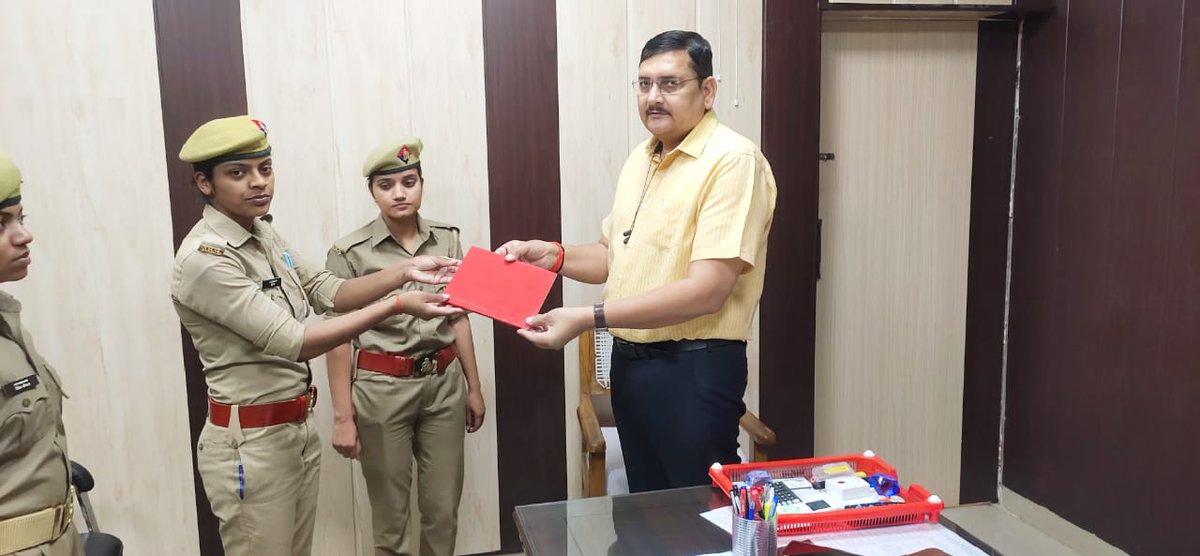 mahobapolice's tweet photo. #ASP_MBA आर0 के0 गौतम द्वारा जनपद में नियुक्त महिला बीट पुलिस अधिकारियों को बीट बुक प्रदान कर बीट बुक से सम्बन्धी महत्वपूर्ण जानकारी दी गयी।
#UPPolice https://t.co/WROJvGRSIk